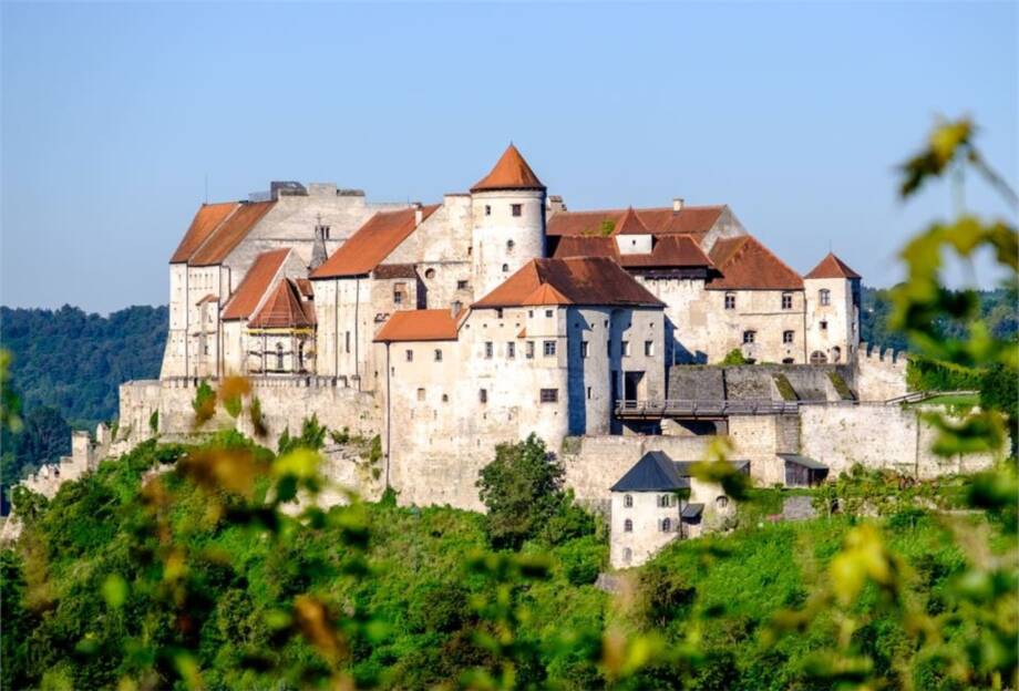 BURGHAUSEN / FRANKENMARKT  -  Gruppenreise mit dem Bus mit Helmbrecht und dem Frankenburger Würfelspiel