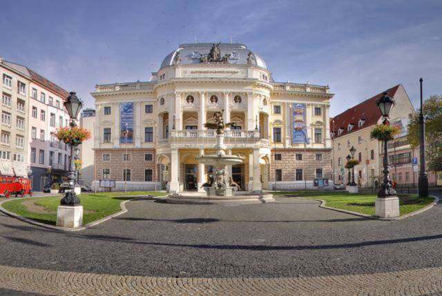 MIT DEM TWIN CITY LINER NACH BRATISLAVA  -  Hotel Crown Plaza**** inkl. Stadtrundfahrt